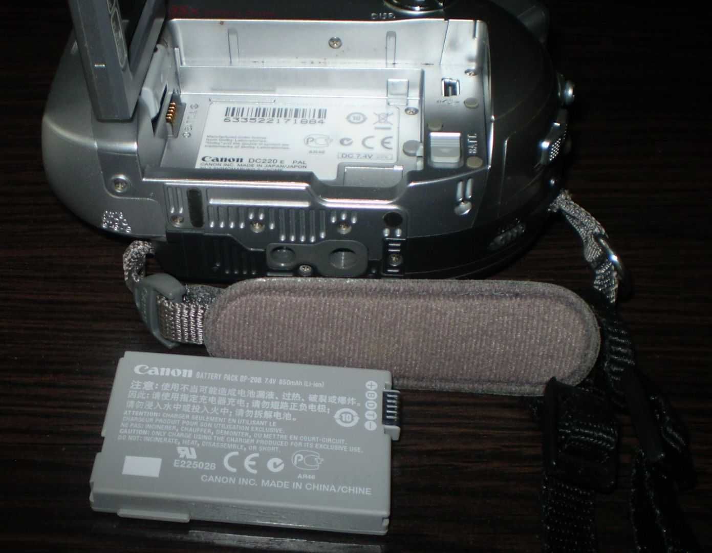Видеокамера CANON DC 220 в коробке и Сумка для переноса видеокамеры.