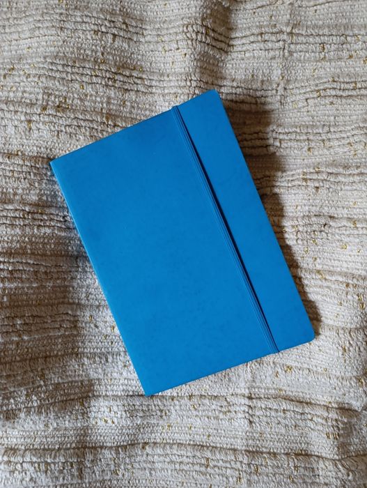 Nieużywany niebiewki zeszyt w miękkiej okładce