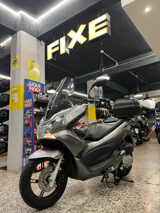 Honda PCX Em estado " Novo" com apenas 1625 Kms Top Case