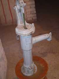 Zabytkowa ręczna pompa do studni