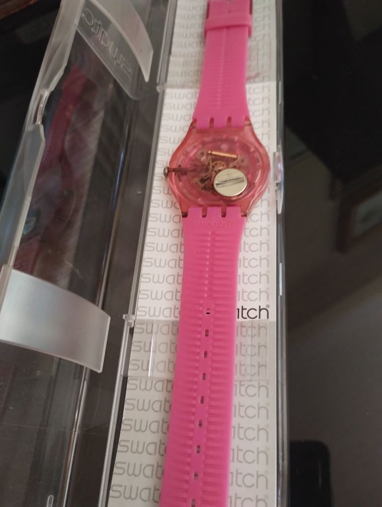 Relógio da Swatch cor de rosa com caixa