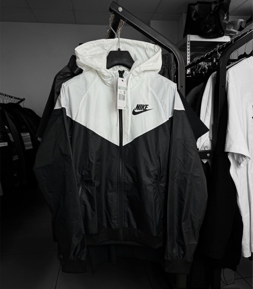 Вітровка nike чорно-біла спортивна куртка найк ветровка