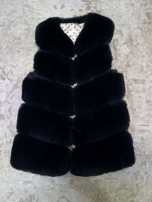Шубка-жилетка для дівчинки чорного кольору, дуже гарна