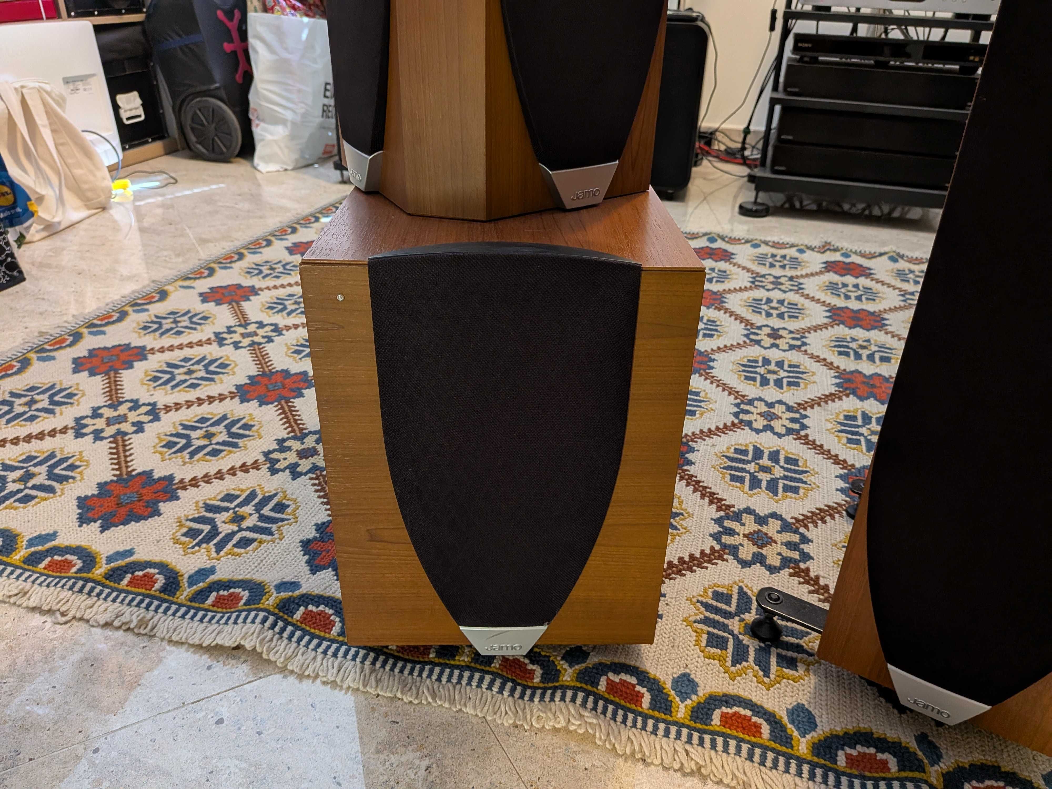Conjunto de colunas Jamo. Para av. ou stereo
