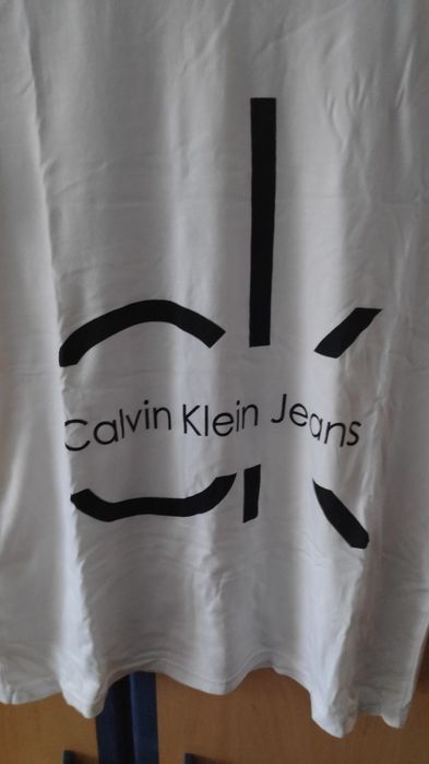 T-shirt branca com letras pretas