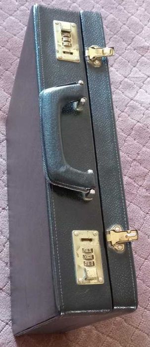 Валіза типу дипломат. Натуральна шкіра. Колір чорний.