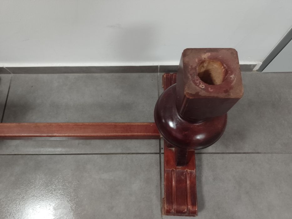 Sprzedam drewniane nogi do stołu.