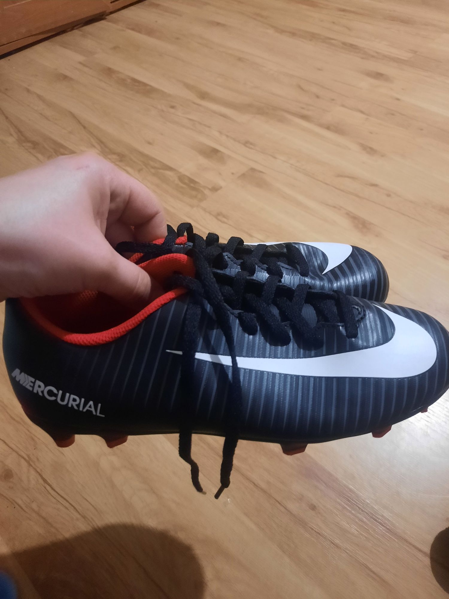 Buty piłkarskie 38,5 Nike chłopięce korki