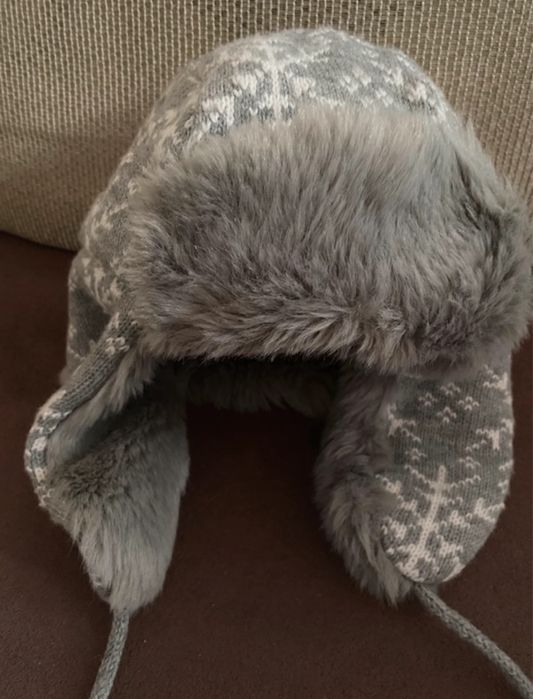 Szara czapka zimowa uszatka białe śnieżynki