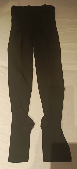 Medyczne rajstopy uciskowe z odkrytymi palcami.