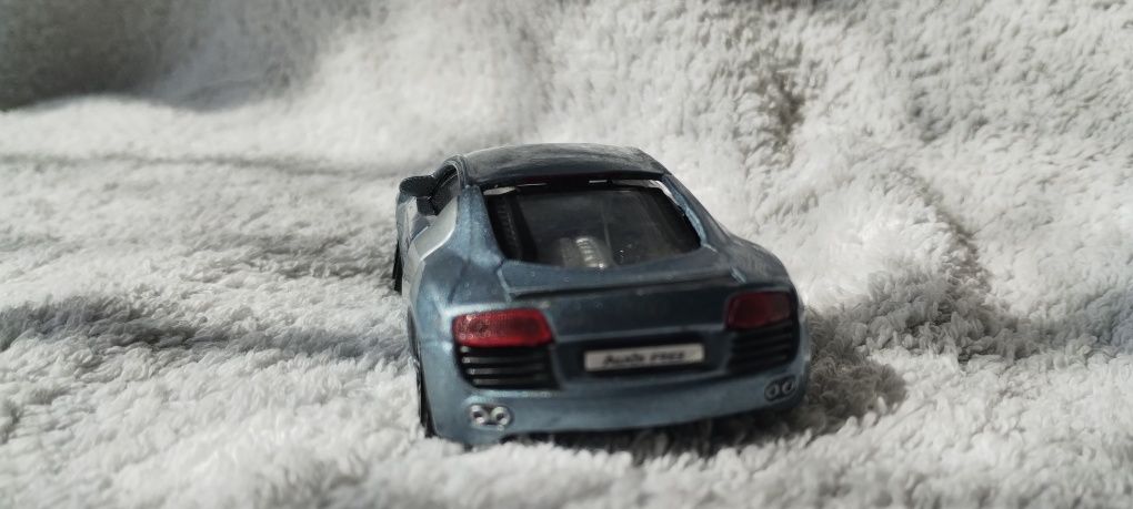 Bburago audi R8 w skali 1/43