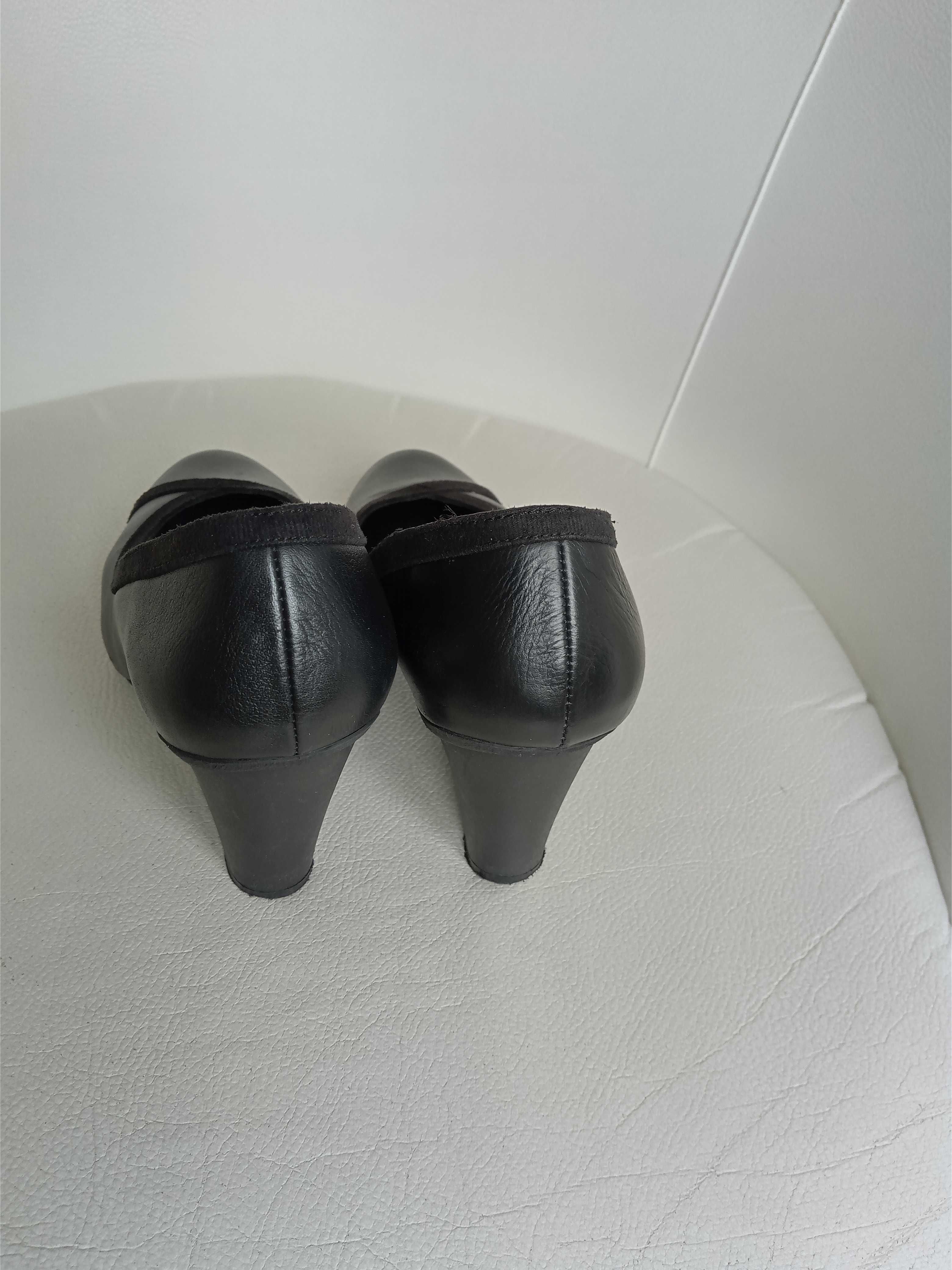 Sapatos pretos da Bata em pele Tam. 37