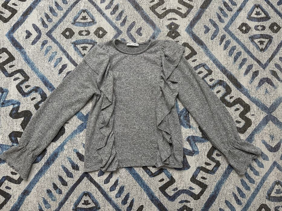 Szara bluzka z falbankami