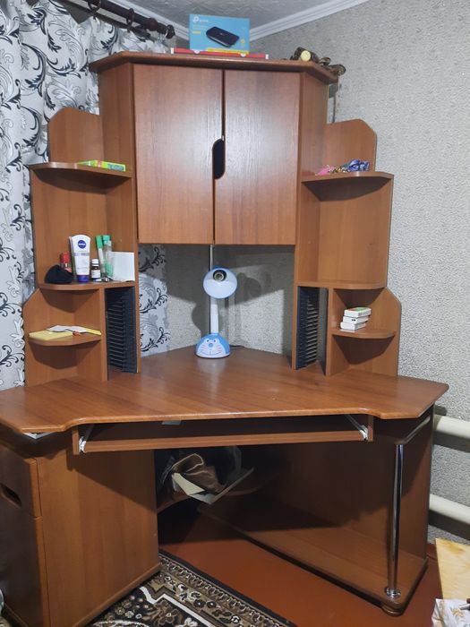 Продам компьютерный стол в отличном состоянии