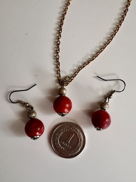 Komplet z naturalnym koralem z Bali kolczyki i zawieszka