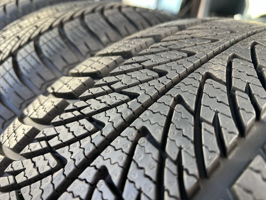 GOODYEAR 225 40 r18 UltraGrip 8 GERMANY 99% протектору ЗИМА комплект