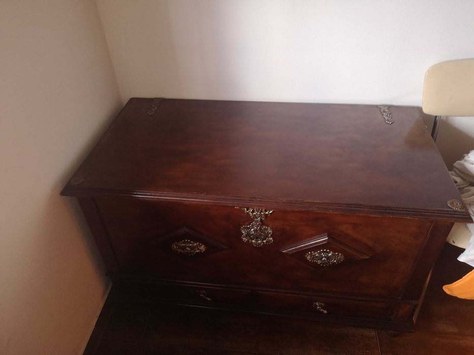 Móvel/baú clássico com muito arrumos