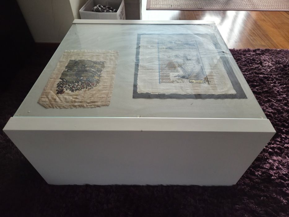 Mesa de apoio branca com vidro