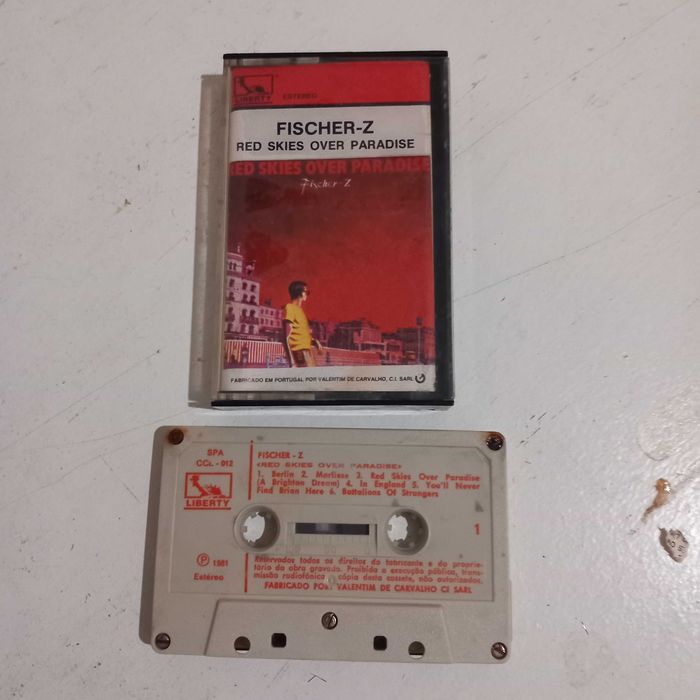 Cassete do grupo Fisher-Z " Red skies over paradise"