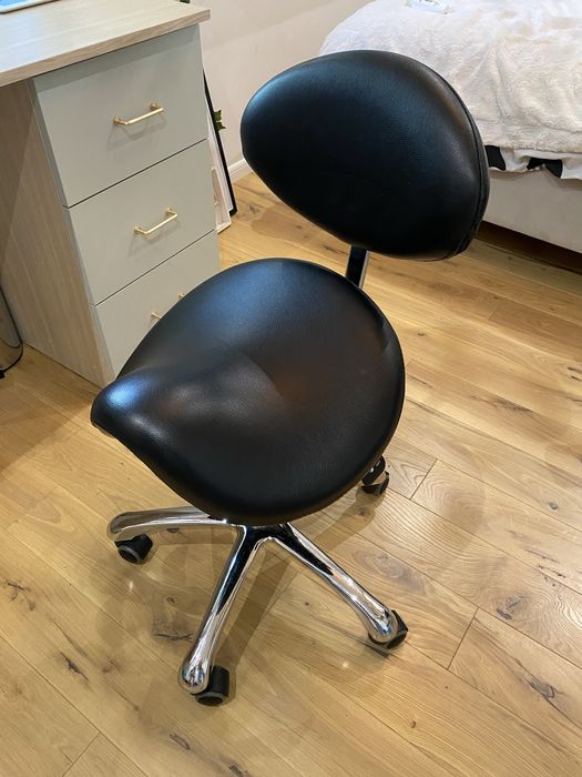 Taboret kosmetyczny w stanie idealnym / krzesło siodłowe z oparciem
