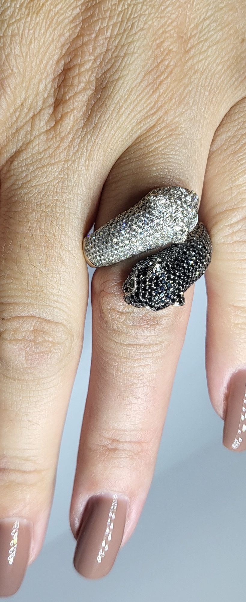 Золотое кольцо с бриллиантами чёрные белые 750проба  большое