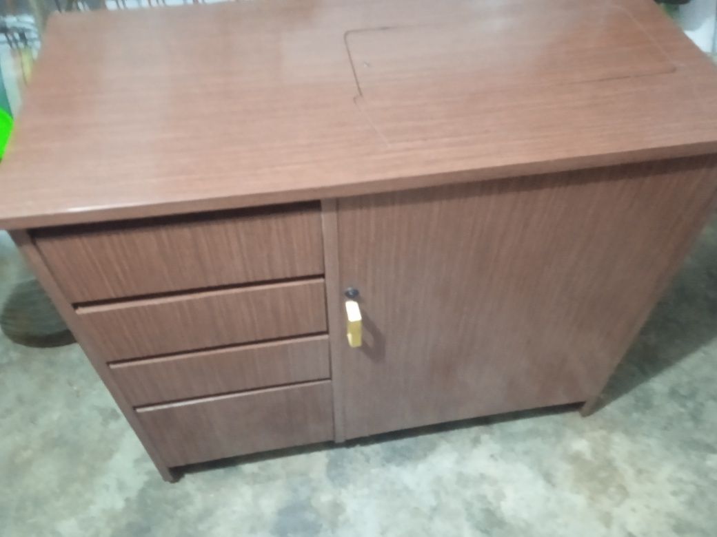 Máquina de costura com móvel e cadeira com todos os acessórios
