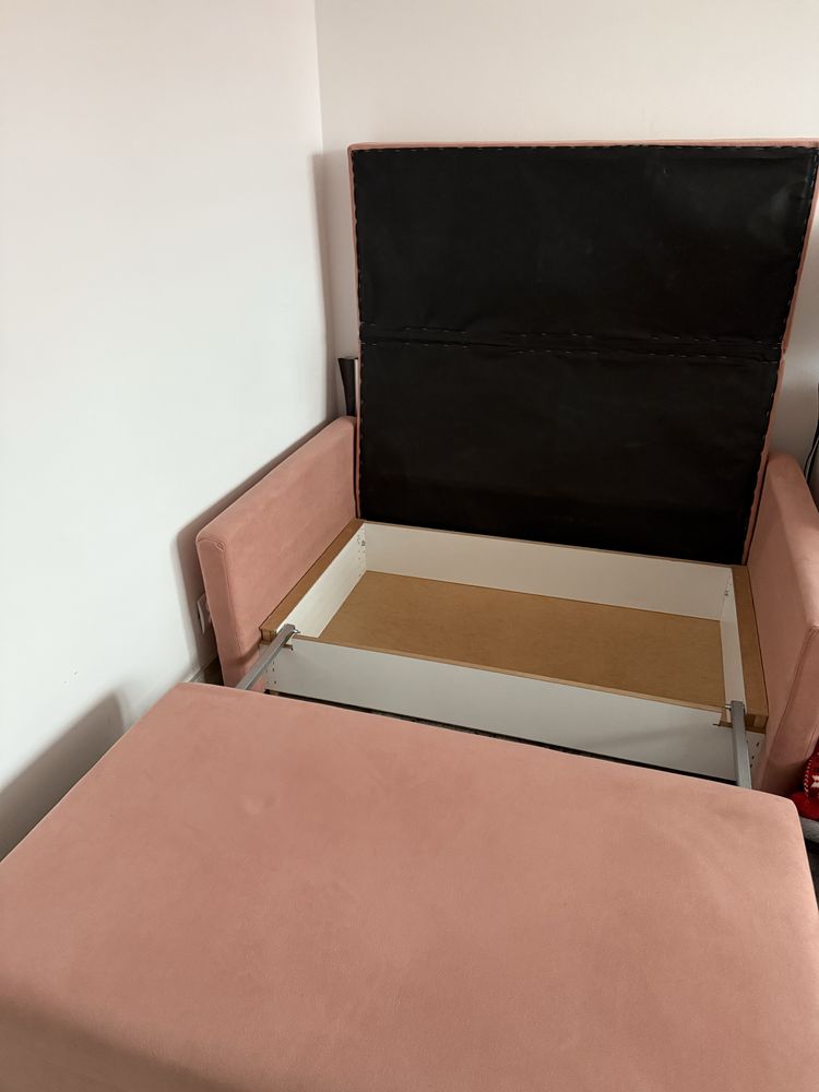 Różowa sofa z funkcją spania