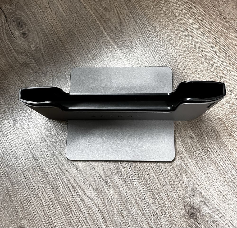 Вертикальна док-станція BRYDGE for the 16-inch MacBook Pro