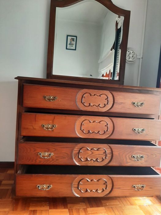 Cómoda Antiga Castanha