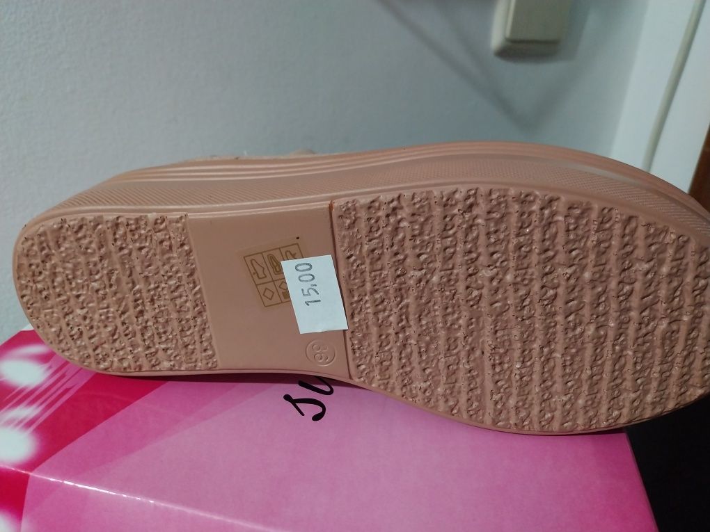 Botas de mulher em rosa
