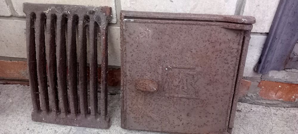 Чугунний колісник та чугунні дверцята на піч