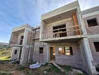 Moradias T3 duplex em banda, em construção, em Nogueira do Cravo / Oli