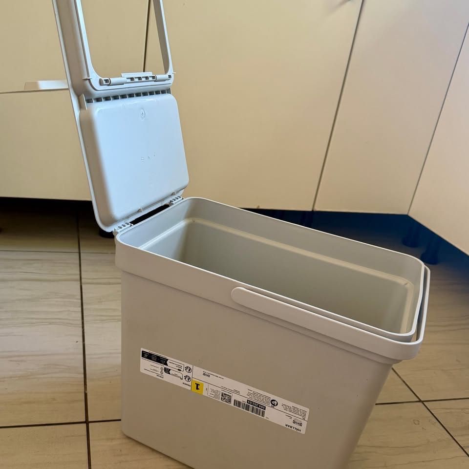 Kosz z pokrywką, jasnoszary, 22 l (HÅLLBAR - Ikea)
