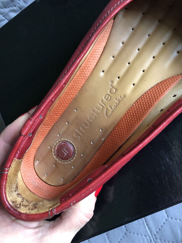 890. r.39. Clarks Un structured. Czerwone pantofle, czółenka, baleriny