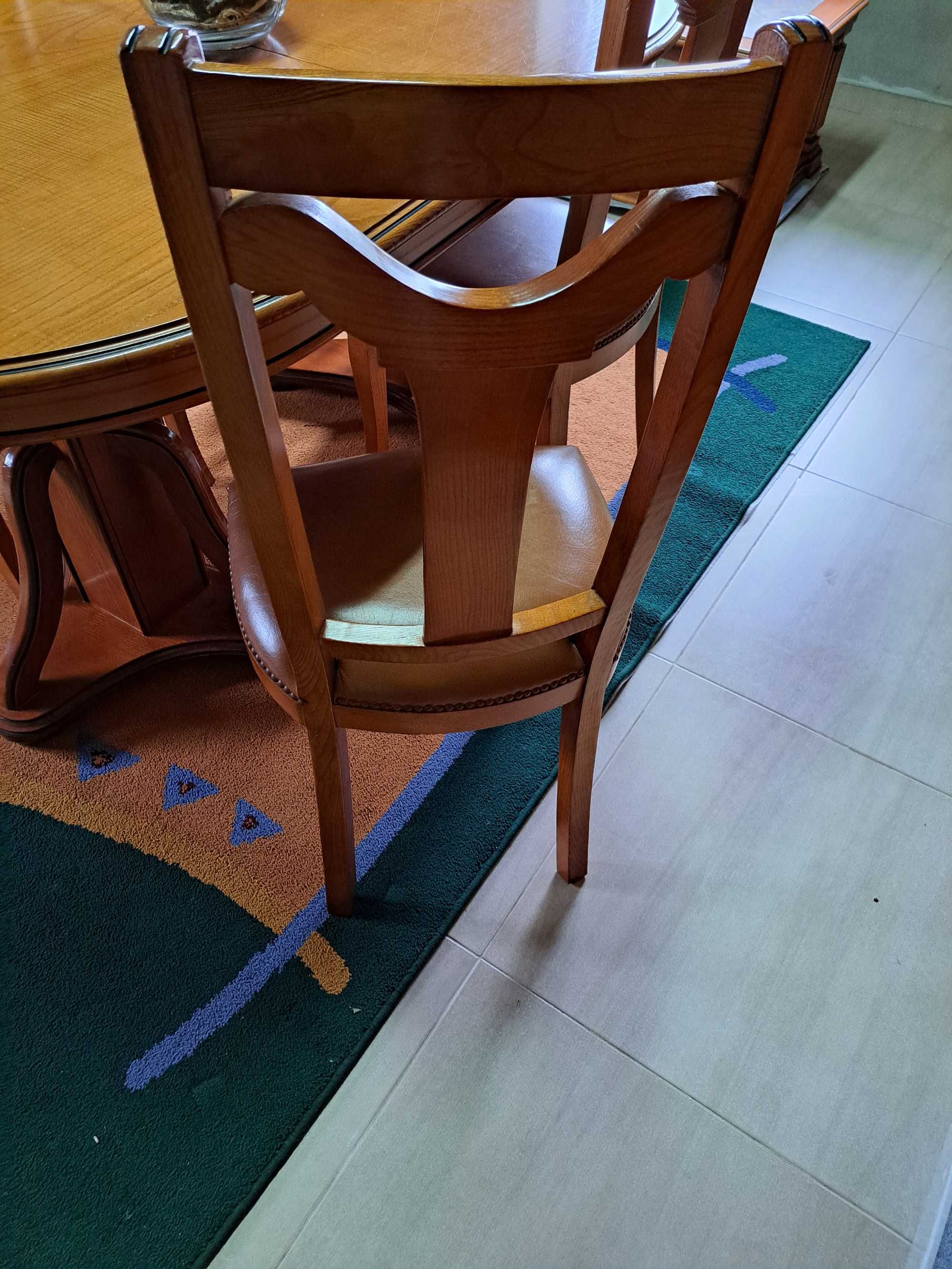 Mesa, com 6 cadeiras, extensível