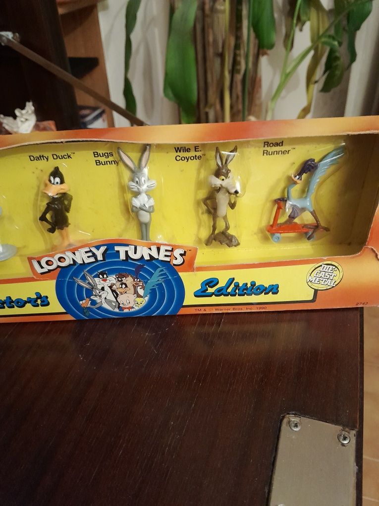 6 figuras da Looney Tunes em aço