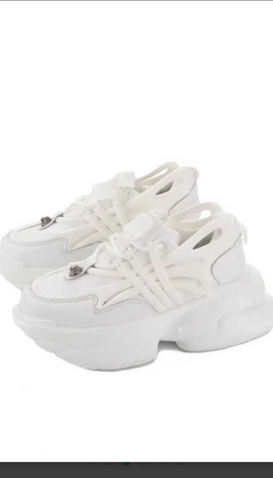 Білі масивні жіночі кросівки