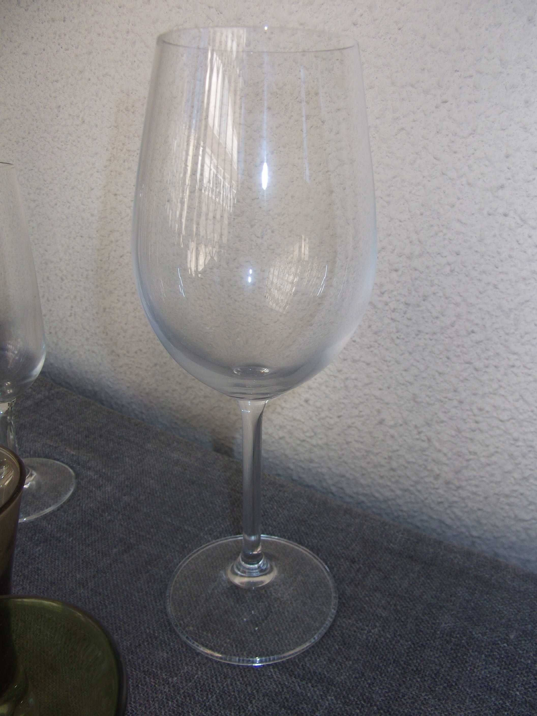 Garrafa e copos em vidro antigos / Antique glass bottle and cups
