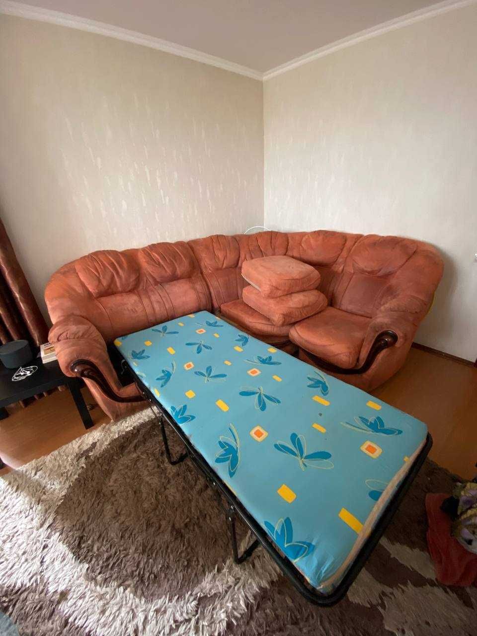 Продам б/у кутовий диван із спальним місцем