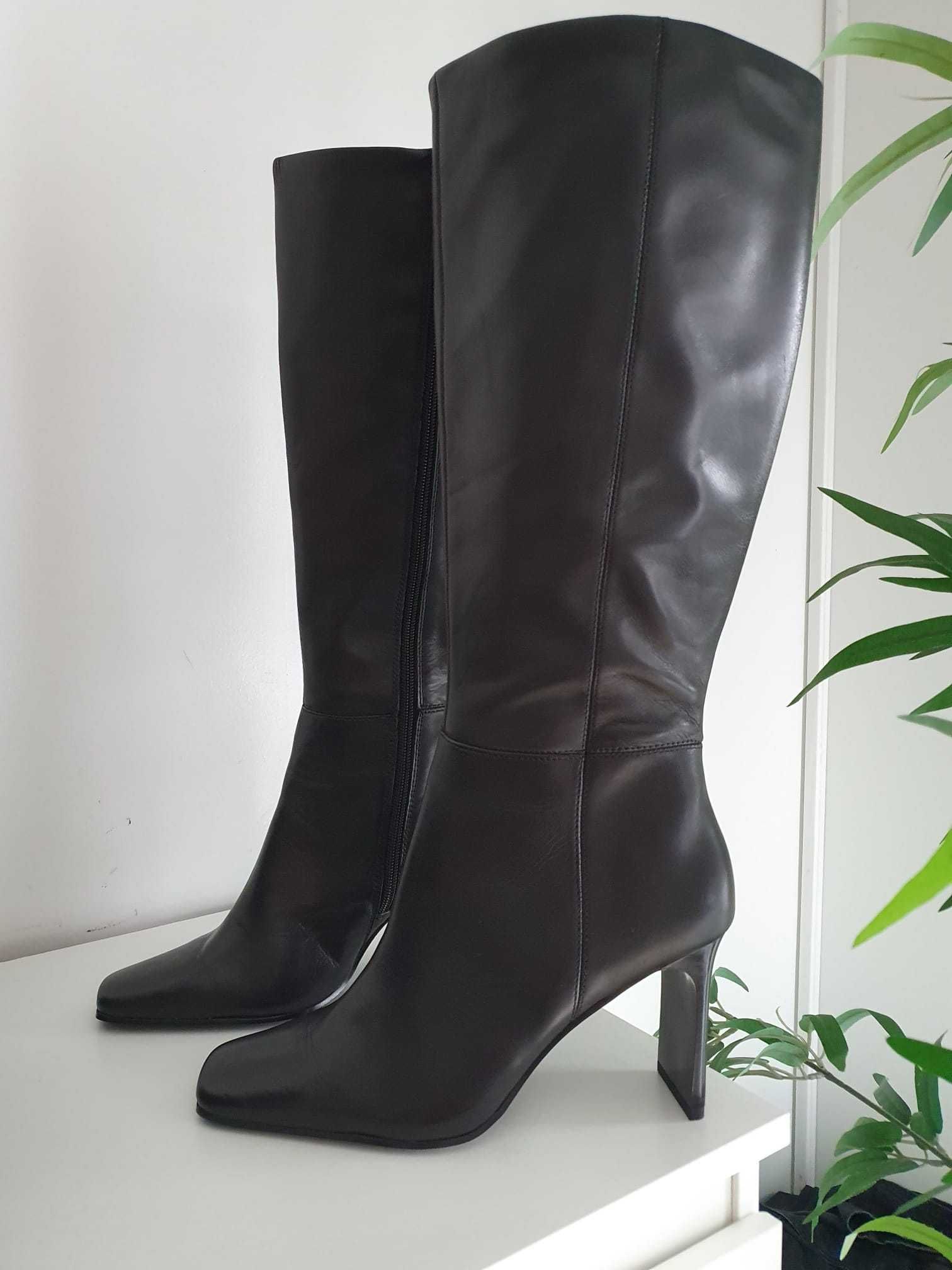 Bota de cano alto, cor preto, marca VIOLETA, tamanho 39, novas.