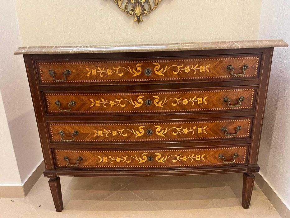 Quarto Antigo com vários móveis do mesmo estilo