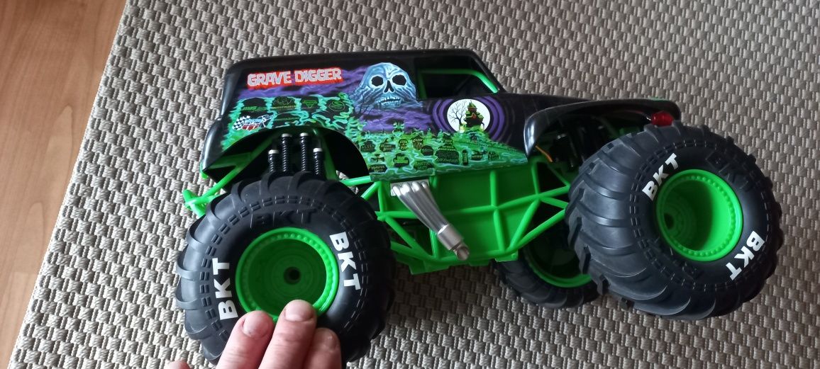 Duże autko Monster truck.