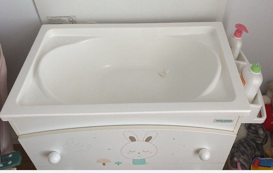 Cómoda muda fraldas com banheira & Berço