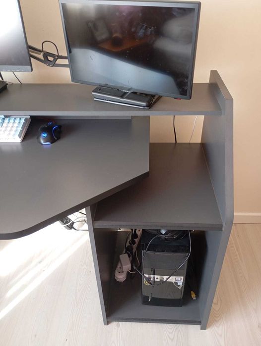Mesa de escritório para vários monitores e PC