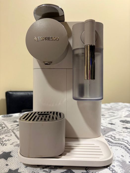 Maquina nespresso lattissima one