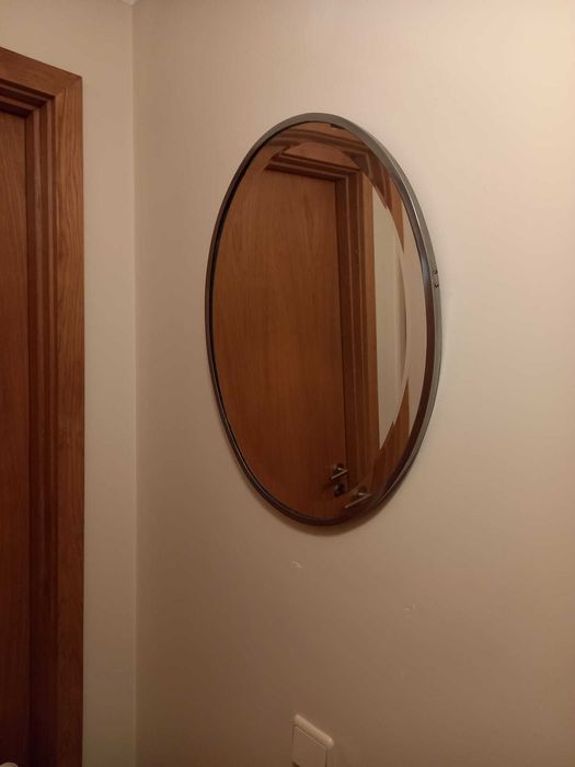 Espelho oval com moldura em metal, vintage