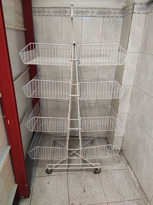 Expositor de cestos em Arame