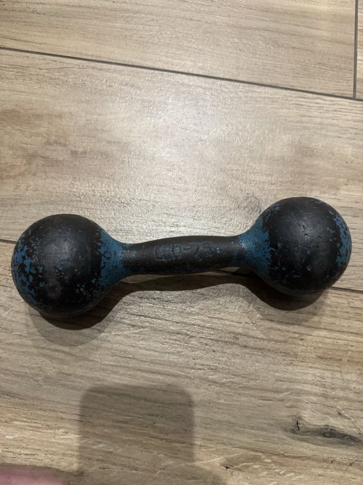 Одна б/в гантеля 4 кг в гарному стані