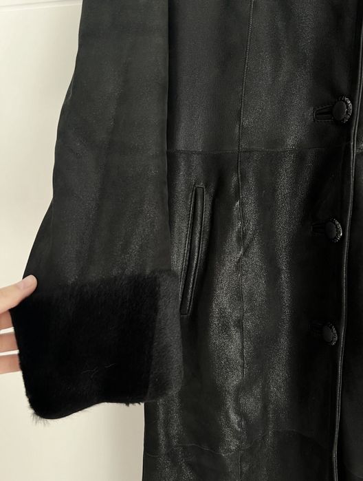 Naturalny czarny kozuch z owczej skóry