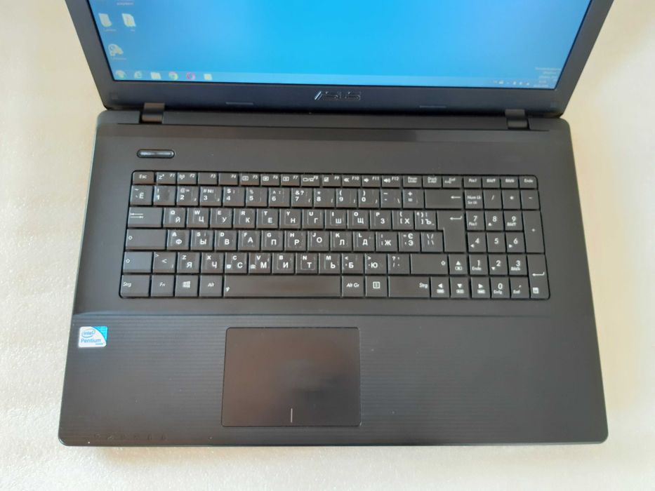 Ноутбук Asus F75A (X75A). Екран 17.3"
